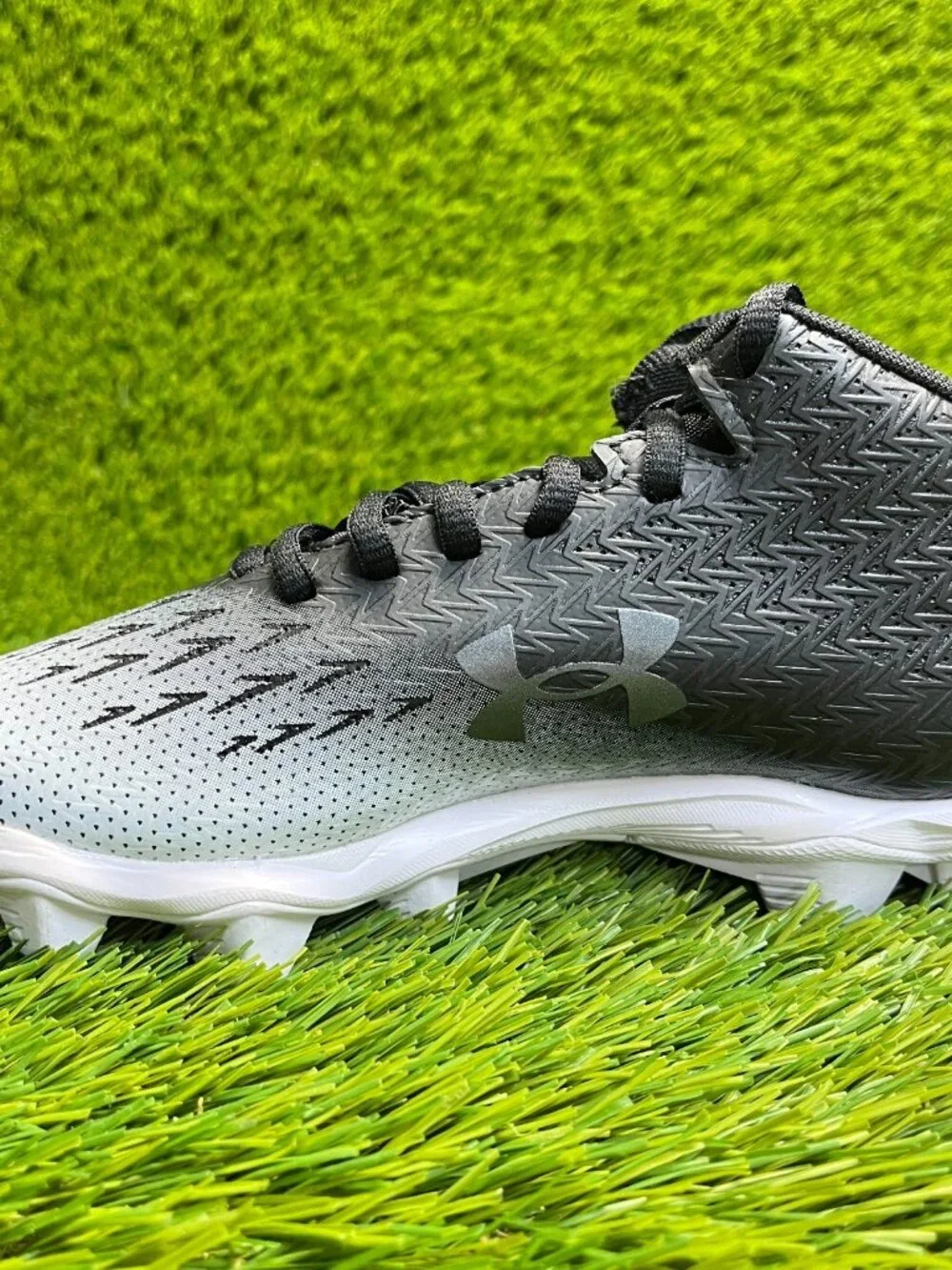 Under Armour Spotlight Franchise 4 RM Boys Size 1.5Y Black White Football Cleats